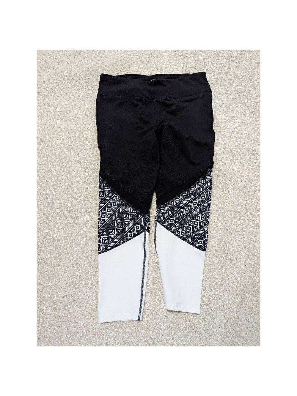 Gaiam Women's Black and White Tribal Print  Activewear Capri Leggings Size Mediu